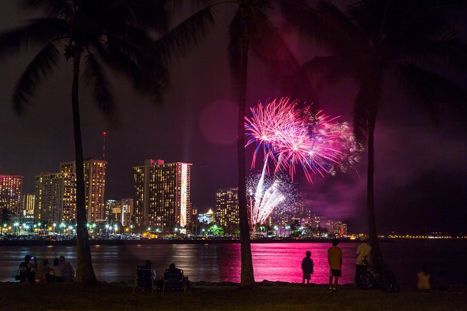 Waikiki Fireworks Dinner Cruise: Sail & Sparkle on Friday Nights - Bento-style dinner and the premium bar: what’s really included