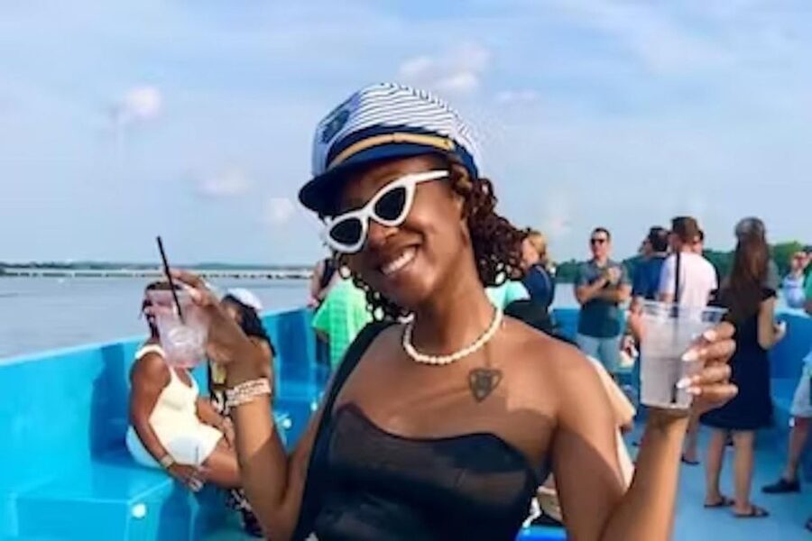 Washington, DC: Potomac River Yacht Cruise with Open Bar - Snacks and onboard vibe: small food, big relief