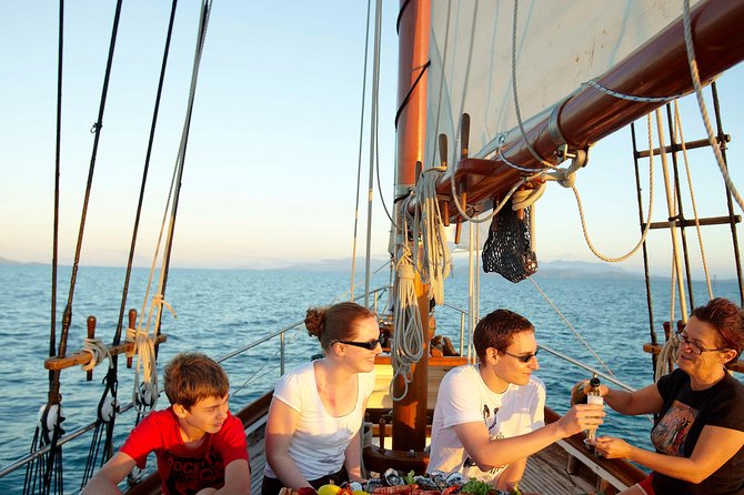 Whitsundays Sunset Sailing Cruise - Sailing around Pioneer Bay: the scenery moment you came for