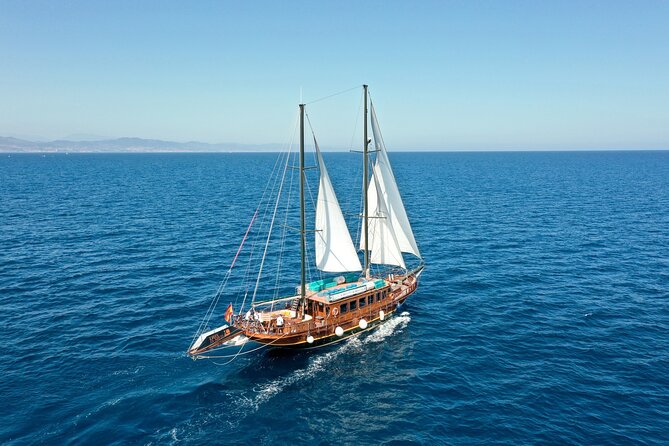 Wooden Boat Sailing with Tapa and Welcome Drink - Who this cruise suits best