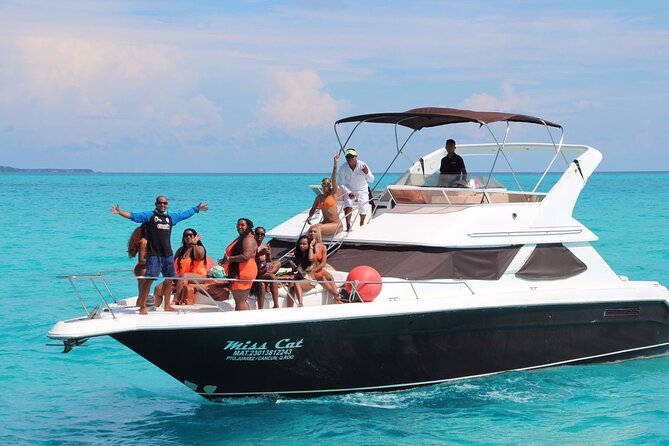 Yacht 48ft Rental in Cancun for up to 15 people - What Happens Onboard: Crew Service, Drinks, and Snorkeling Gear